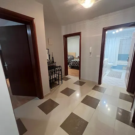 Spacious In Vodice, 3br-2ba, Free Wifi Apartment
