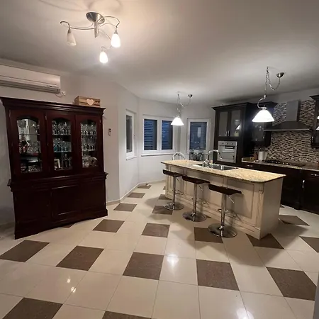 Spacious In Vodice, 3br-2ba, Free Wifi *